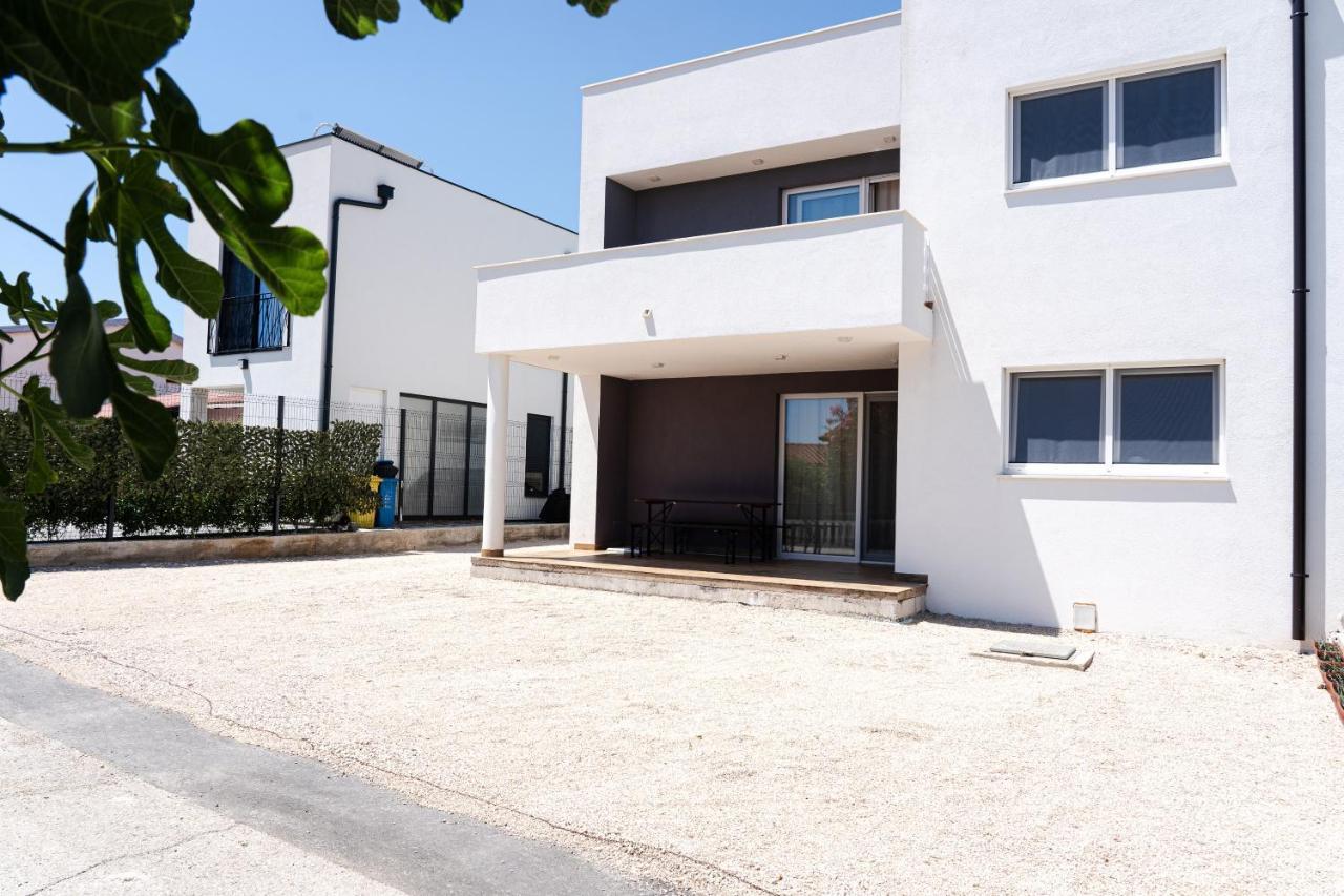 Station 22 - Brand New Apartment With A Terrace And Private Parking วีร์ ภายนอก รูปภาพ