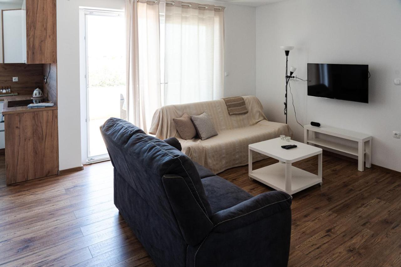 Station 22 - Brand New Apartment With A Terrace And Private Parking วีร์ ภายนอก รูปภาพ