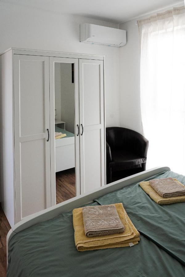 Station 22 - Brand New Apartment With A Terrace And Private Parking วีร์ ภายนอก รูปภาพ