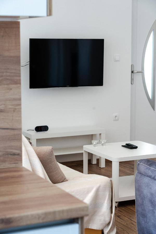 Station 22 - Brand New Apartment With A Terrace And Private Parking วีร์ ภายนอก รูปภาพ